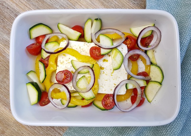 Gebackener Feta auf mediterranem Gemüse
