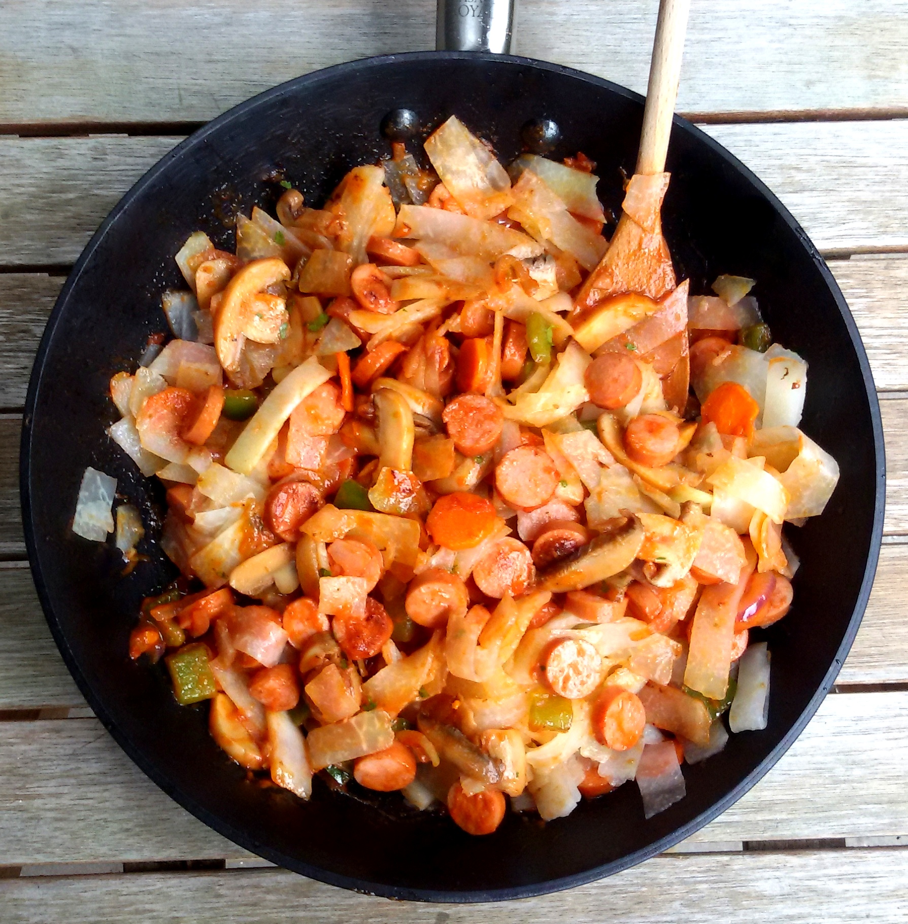 Wurstgulasch mit Kohlrabinudeln low carb