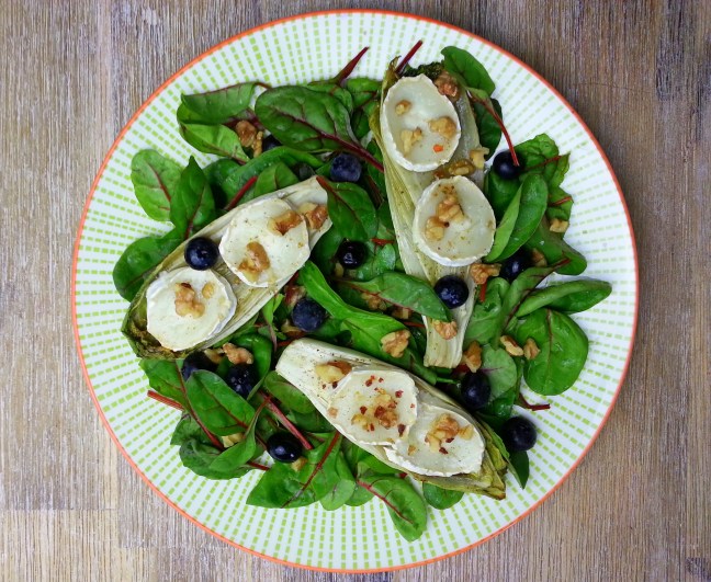 Chicoree mit Ziegenkäse und Walnüssen low carb Rezept