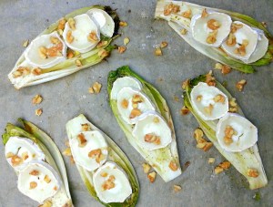 Chicoree mit Ziegenkäse und Walnüssen low carb