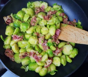 Rosenkohlpfanne low carb mit Bacon und Walnüssen