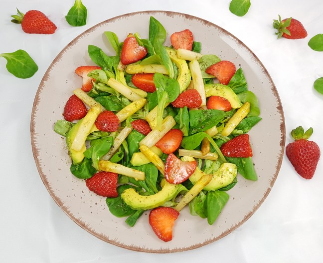 Spargel-Erdbeer-Salat mit Avocado