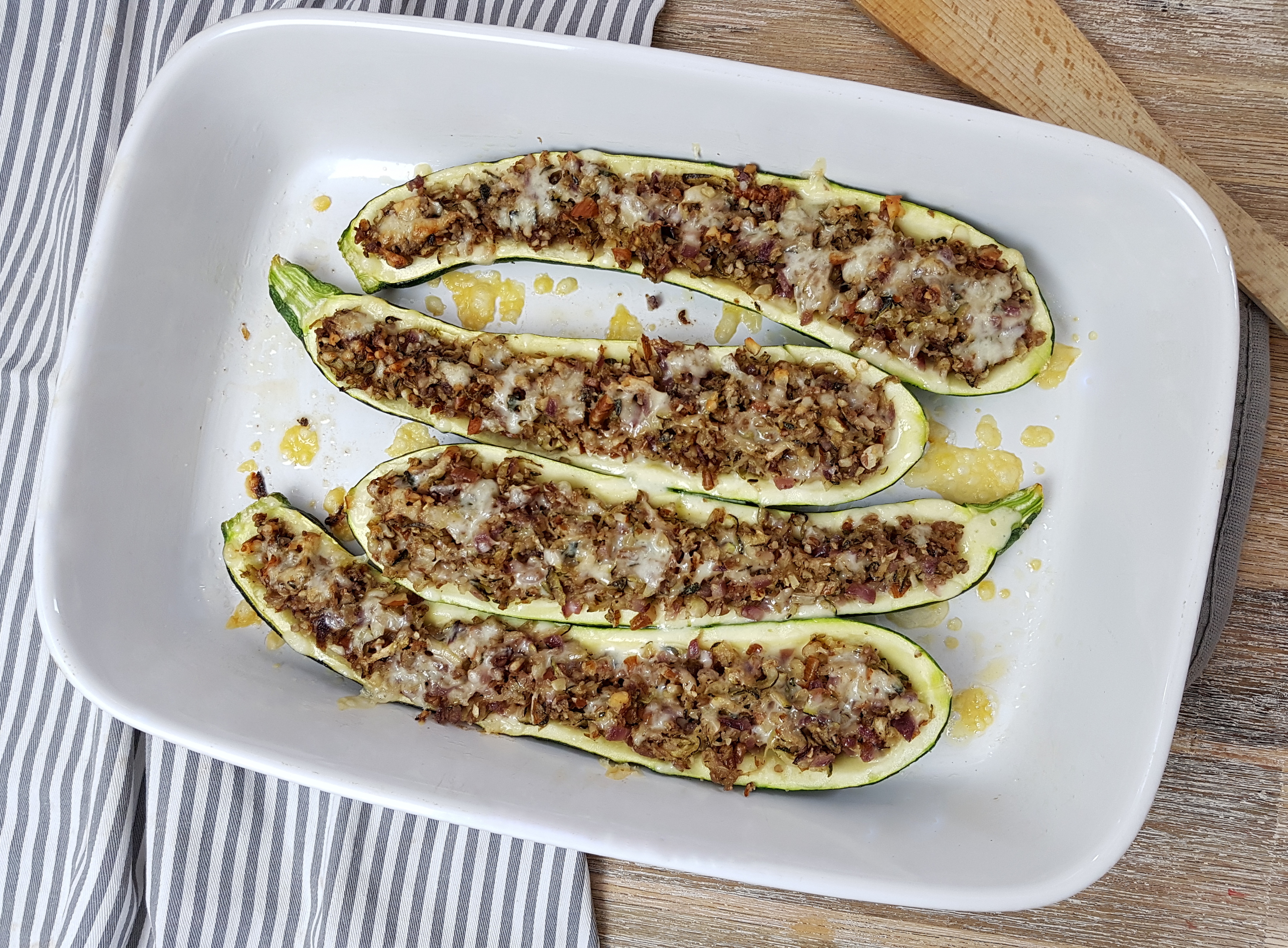 low carb Gefüllte Zucchini vegetarisch