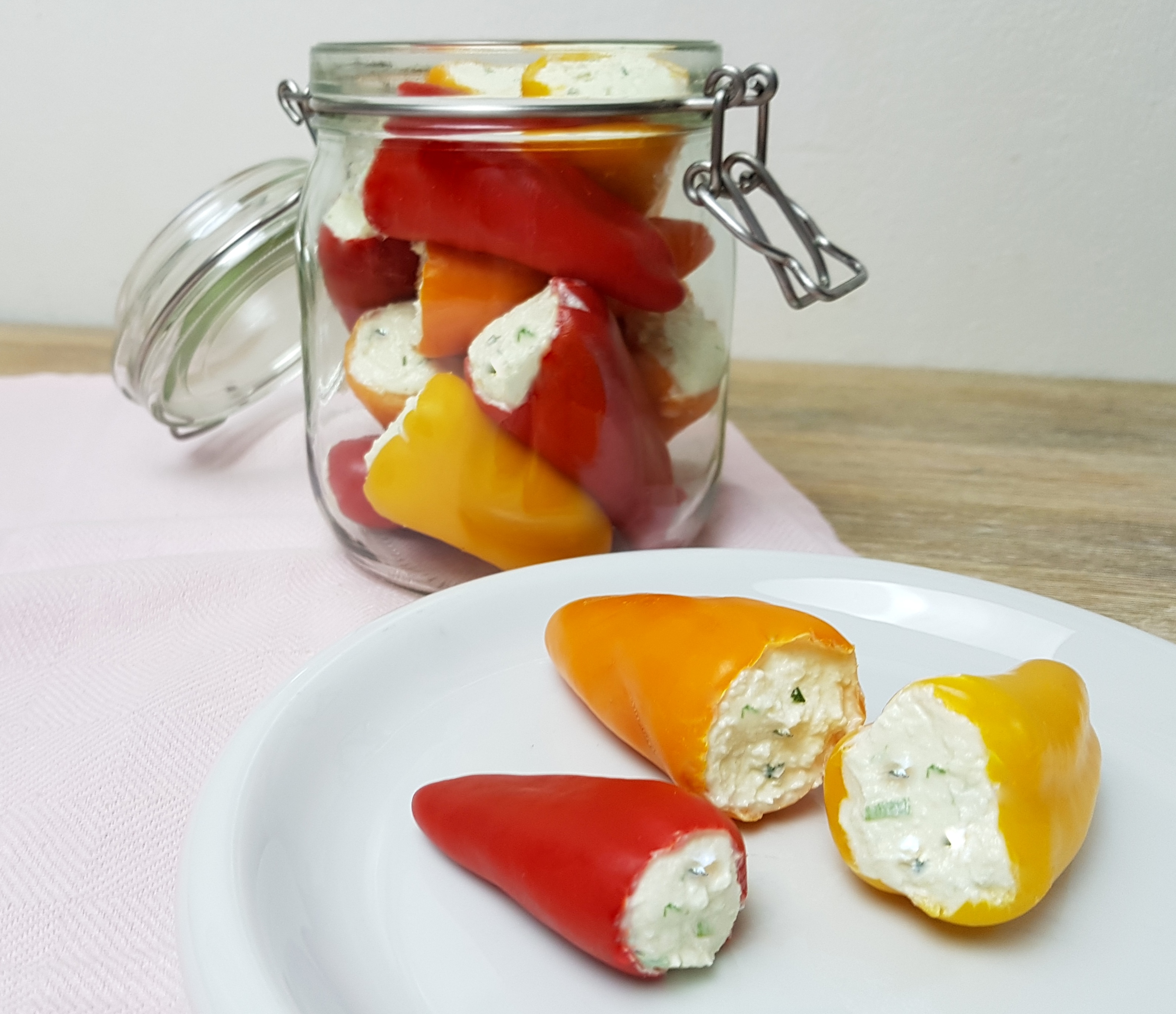 Gefüllte Mini-Paprika mit Feta-Frischkäsefüllung low carb – Low carb ... Gefüllte Mini-Paprika mit Feta-Frischkäsefüllung low carb – Low carb ...