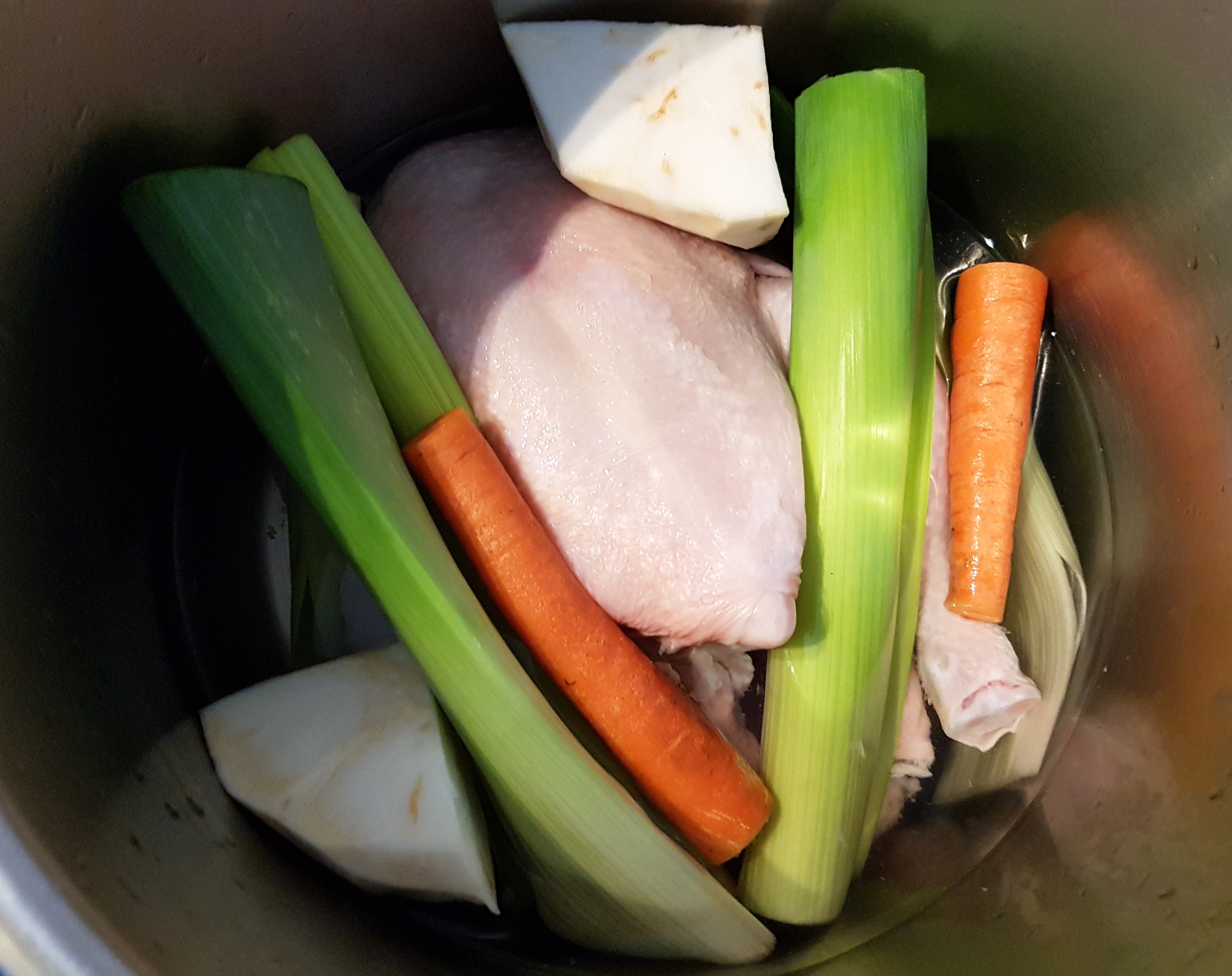 Hühnersuppe low carb