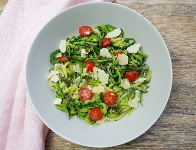 low carb Zucchininudeln mit Pesto