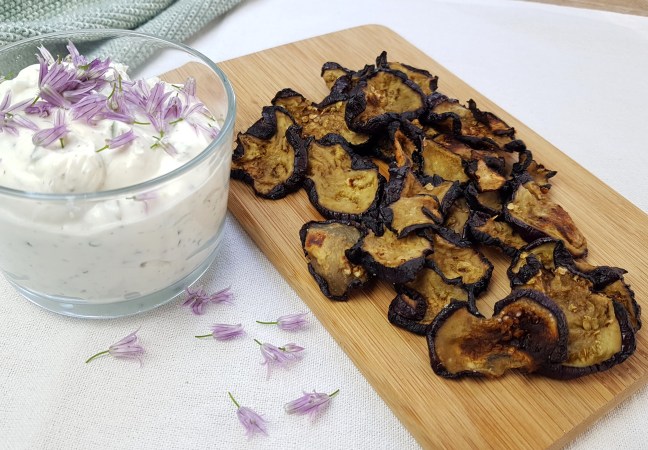 Auberginen Chips mit Schnittlauchquark low carb Rezept