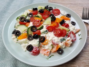 Hüttenkäse Salat mediterran low carb Rezept
