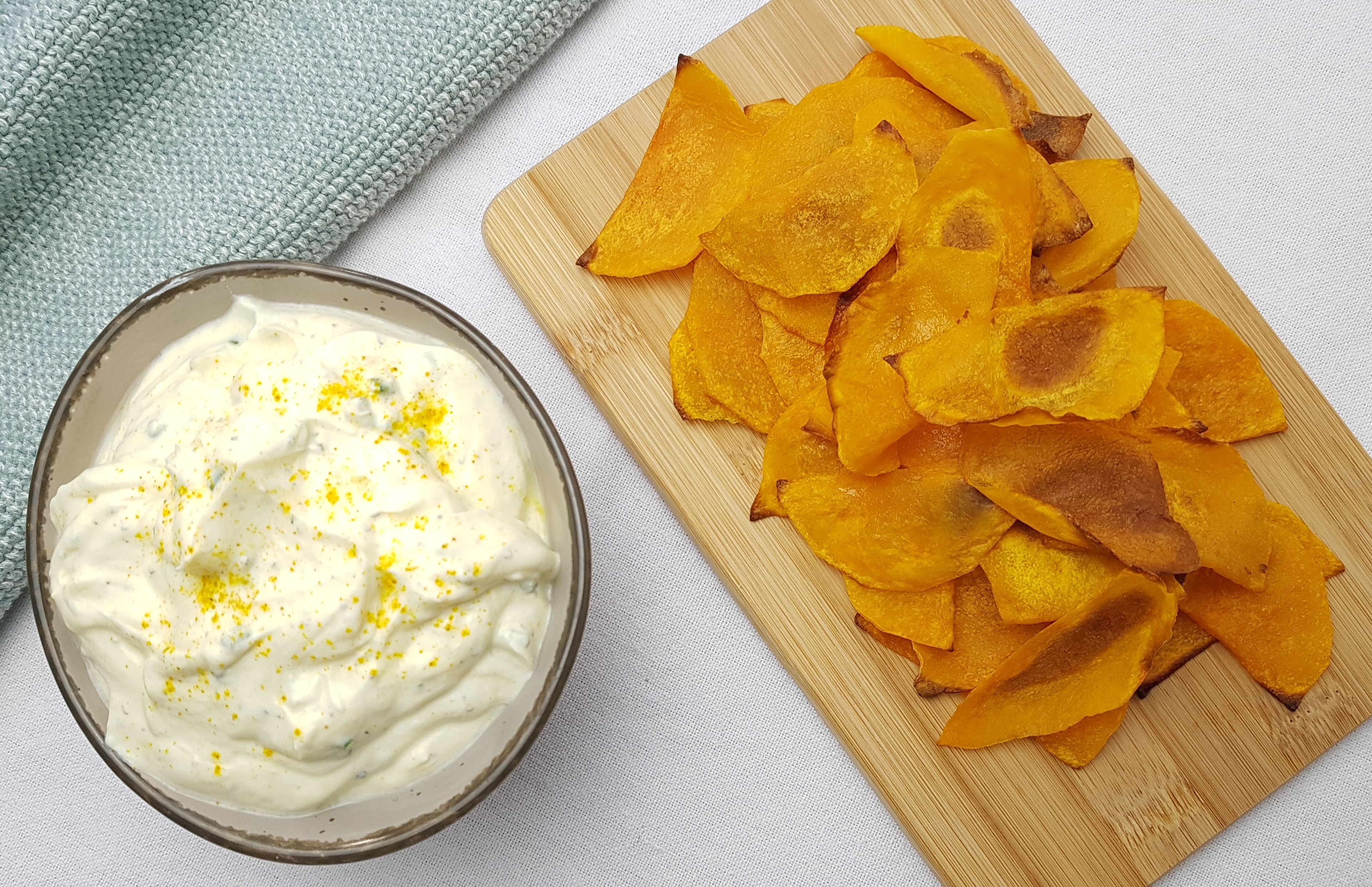 Kürbischips mit Kurkumaquark