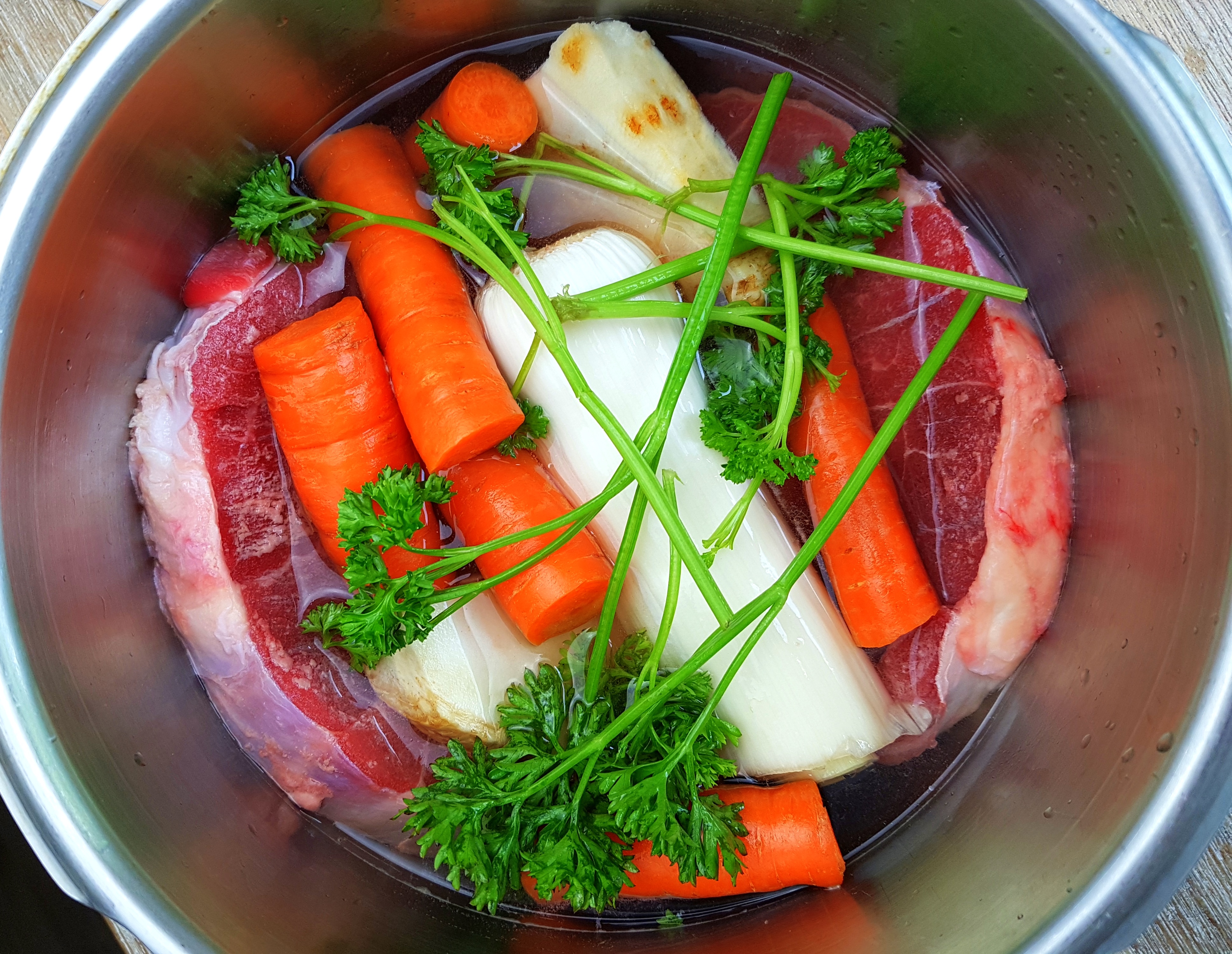 Rindersuppe mit Gemüse low carb Rezept